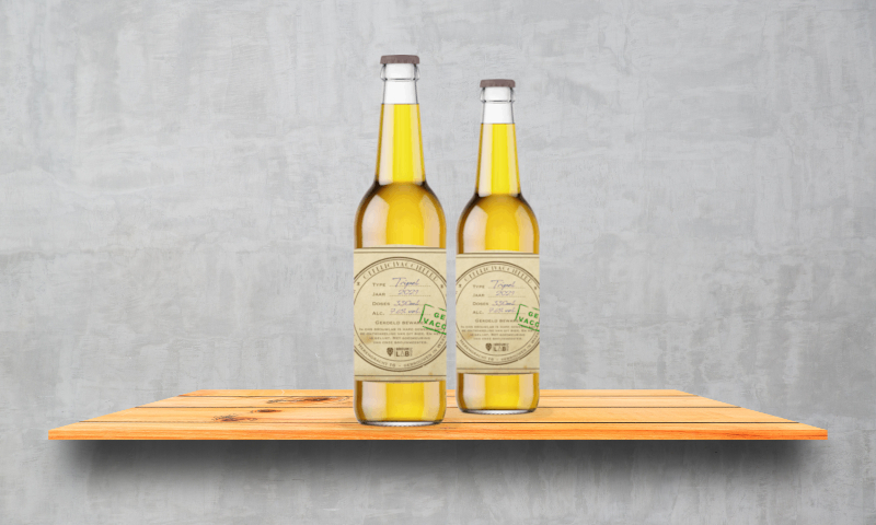 Twee Gefelicivaccineerd bier flessen op een plank aan de muur